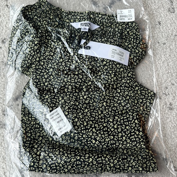 NWT! BB Dakota by Steve Madden | Cotton Valle Flutter Sleeve Blouse - Black - Picture 6 of 8